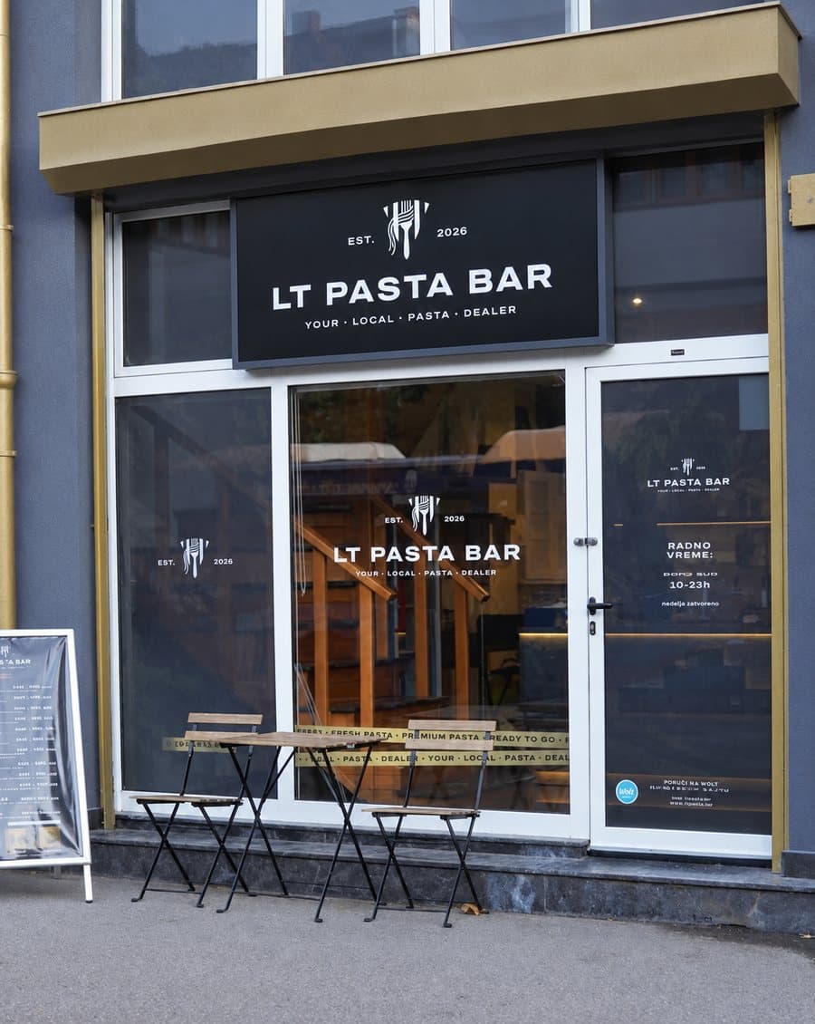 Fasada LT Pasta Bara u Kornelija Stankovića 21, tamna tabla sa logom iznad izloga